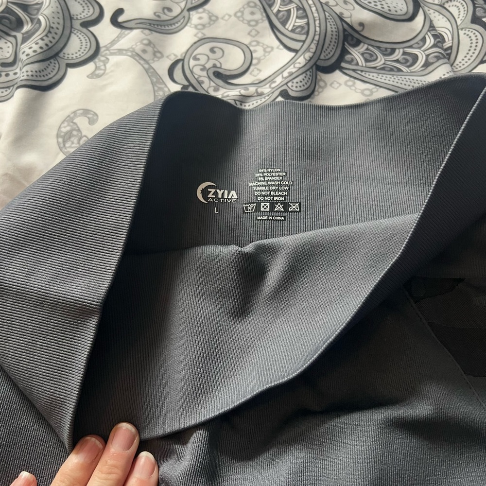 Item: Gray Camo performance leggings 
Condition:(tried on only)